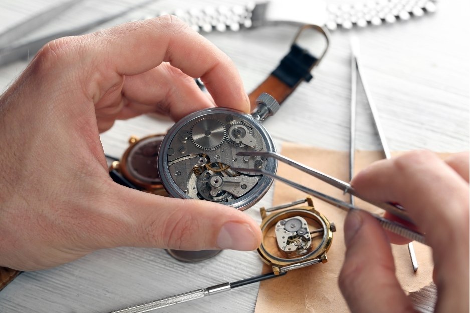 quartz vs mechanical watch maintenance